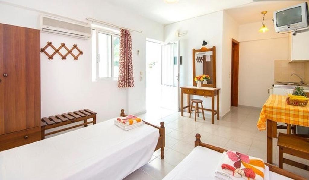 Evi Apartments And Studios Theológos Екстериор снимка